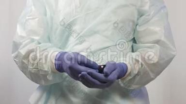 <strong>戴医用手套</strong>的男医生的手将药片从包装中取出，必须将药片送到病人手中。